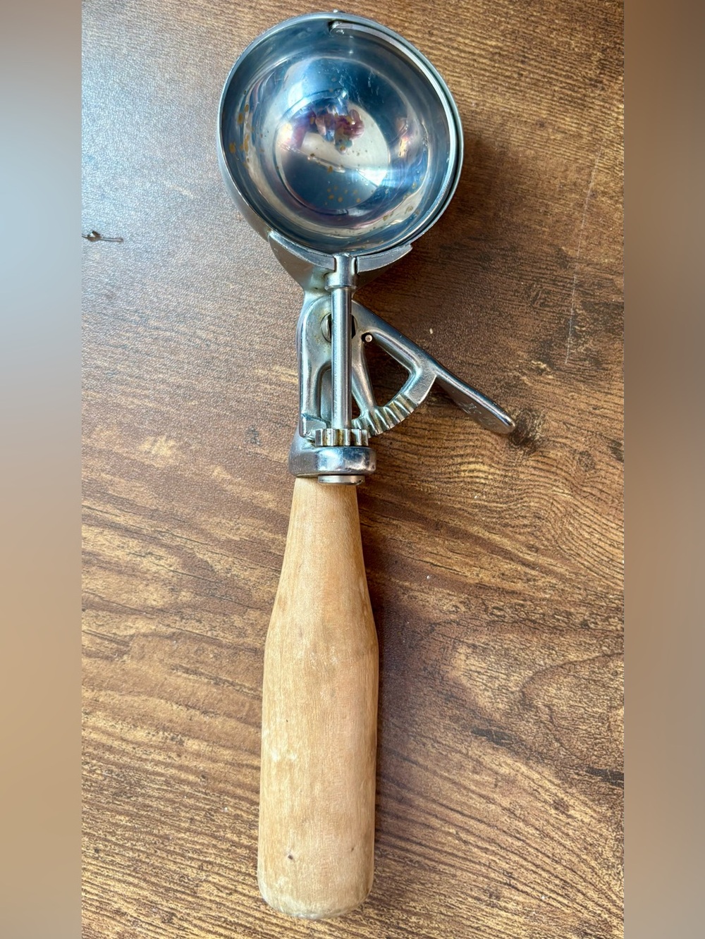 Vintage Style Ice Cream Scoop with Wooden Handle
